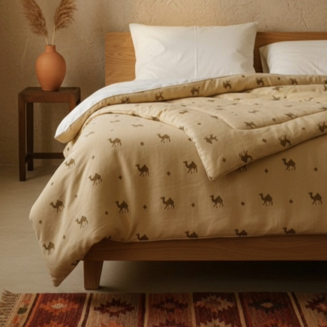 Bračni krevet s prekrasno postavljenim poplunom od devine vune i dva jastuka.