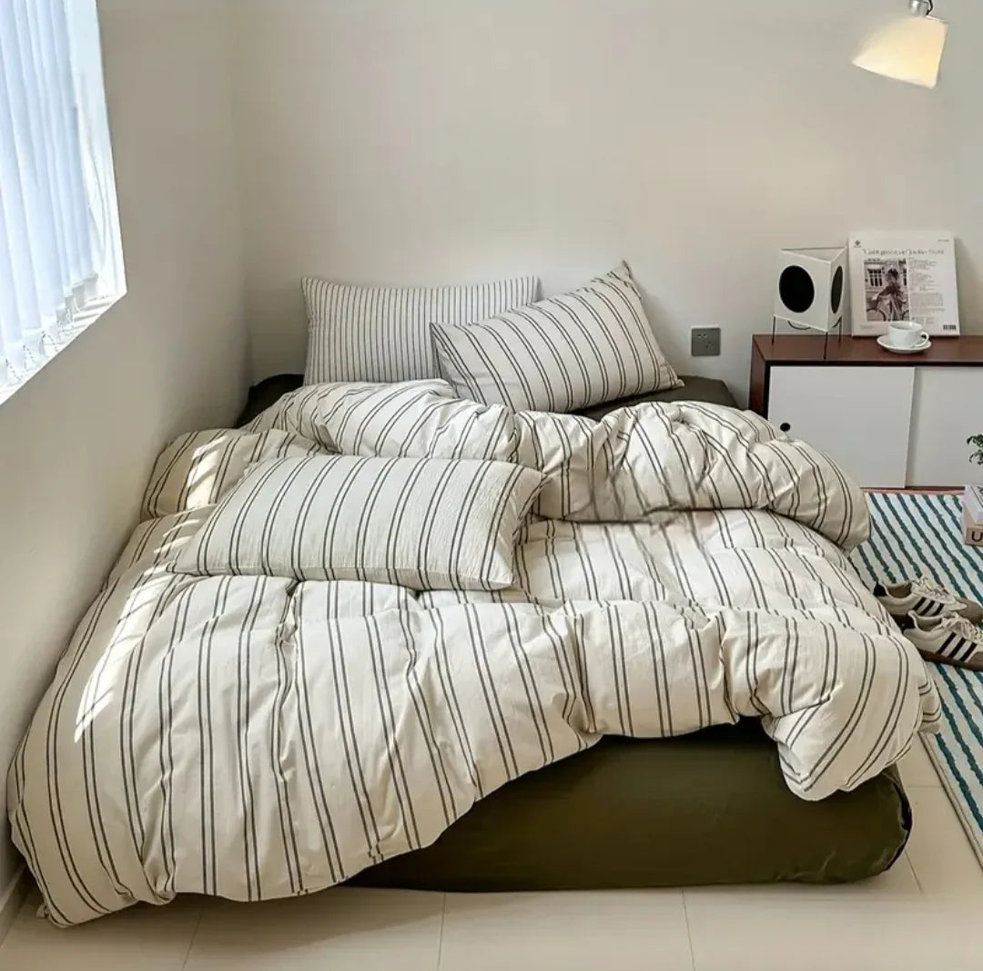 Posteljina prugasta na krevetu