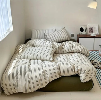 Posteljina prugasta na krevetu