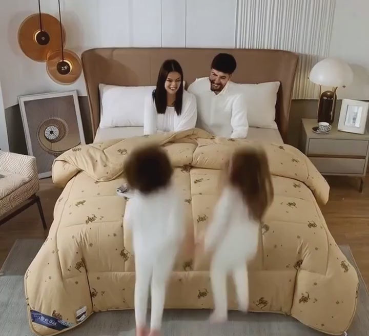 Video prikaz kreveta i popluna od devine vune sa ljudima, obitelj